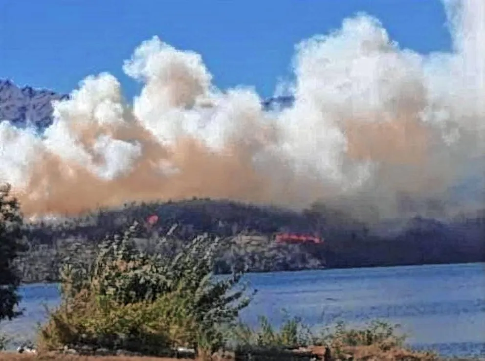 Continúan los trabajos para combatir los incendios en Laguna Larga y Lago Cholila