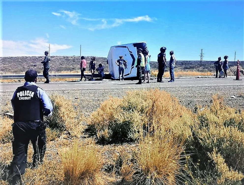 Turistas mendocinos vuelcan su auto llegando a Trelew y salen ilesos del accidente