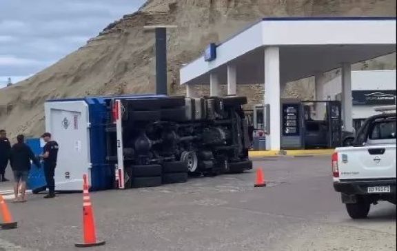 Espectacular vuelco de un camión en el ingreso a la estación Eureka