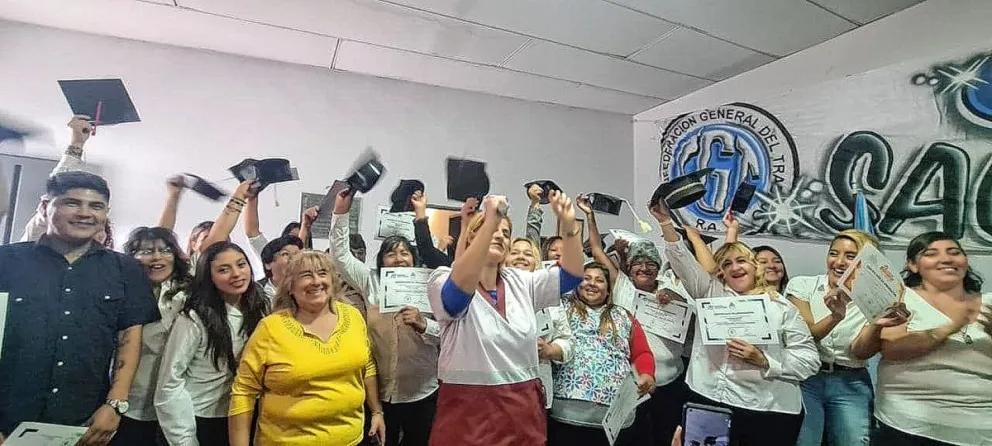 Se brindó un curso gratuito sobre cuidado de adultos mayores y entregaron 26 certificados