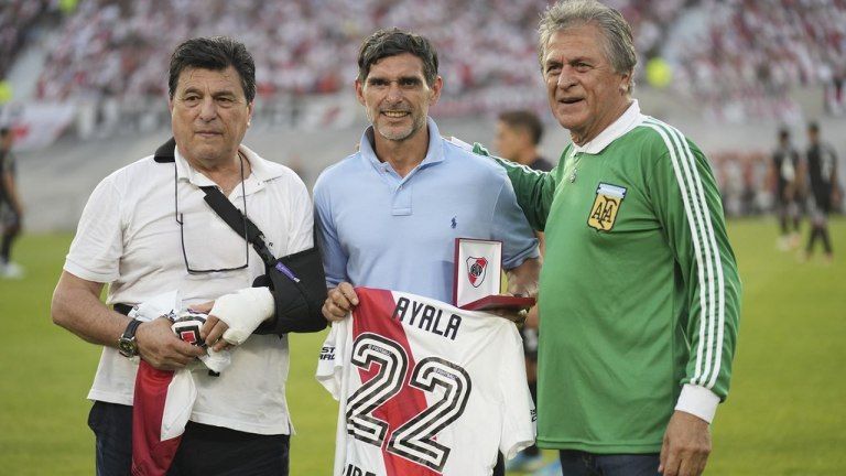 River homenajeó a los campeones del mundo con la presencia de Passarella en el Monumental