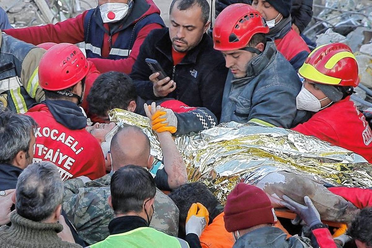 Turquía: un chico de 13 años fue rescatado de entre los escombros 182 horas después del terremoto