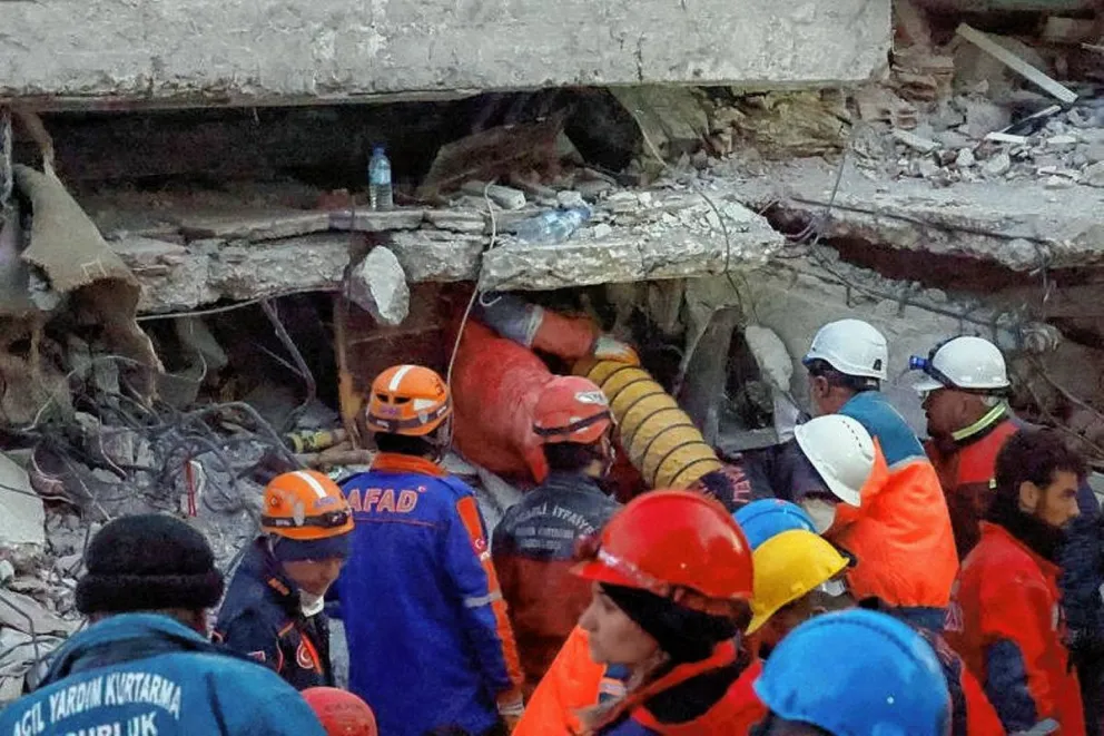 Turquía: rescatan a un hombre y a una niña de entre los escombros 208 horas después del terremoto