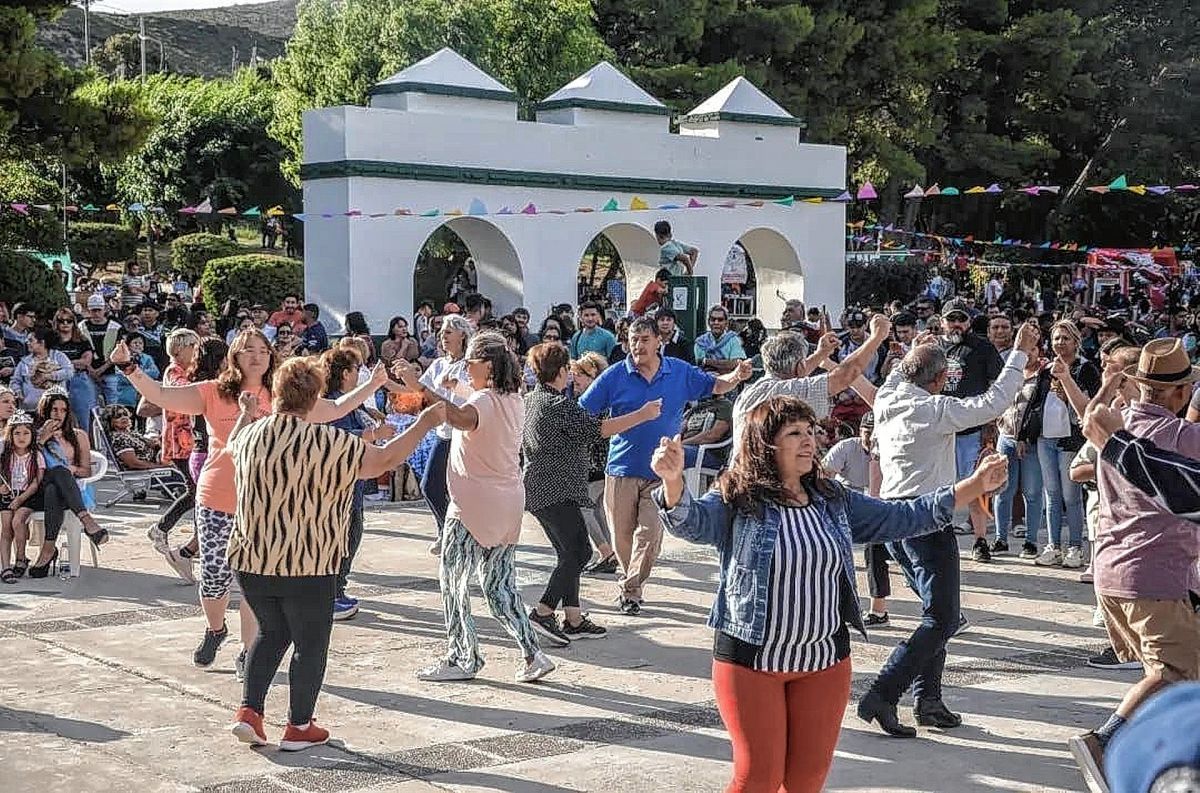Peralta: “Las fiestas populares son la clave para el desarrollo de nuestra identidad local”