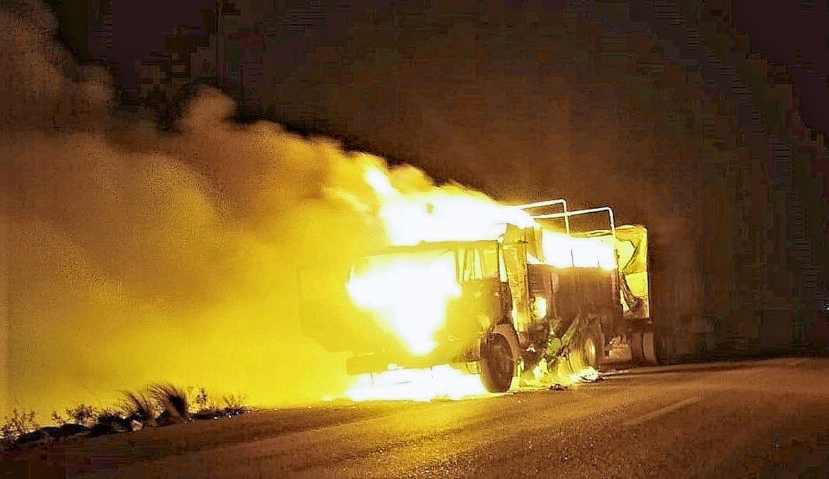 Se quemó un camión con acoplado en el acceso norte de Trelew