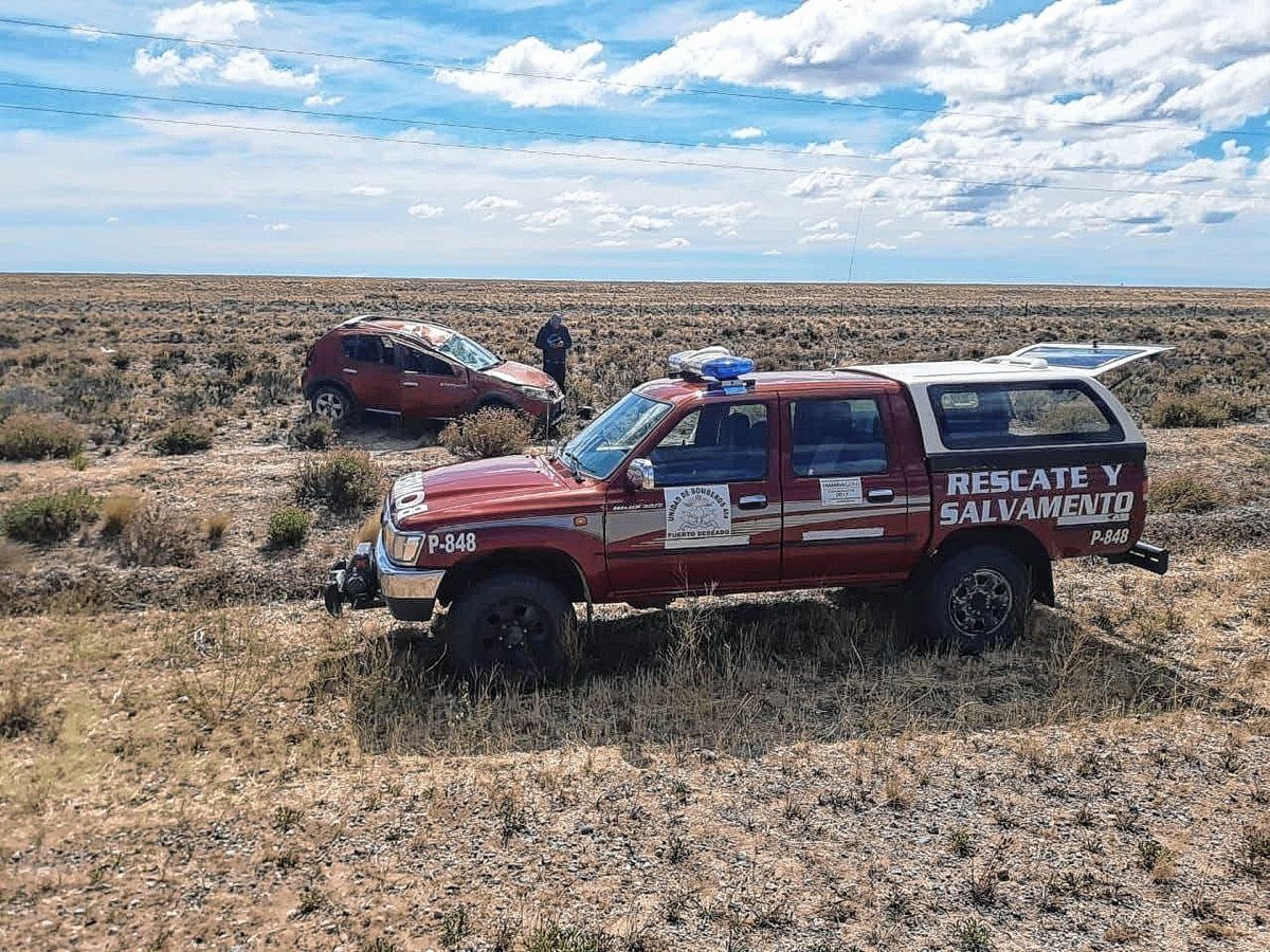 Se salvaron de milagro tras volcar el auto por esquivar un guanaco
