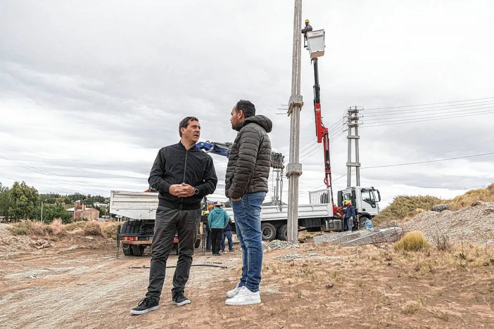 Trabajos de mejoras de la red eléctrica, agua y cloacas en el barro Gesta de Malvinas