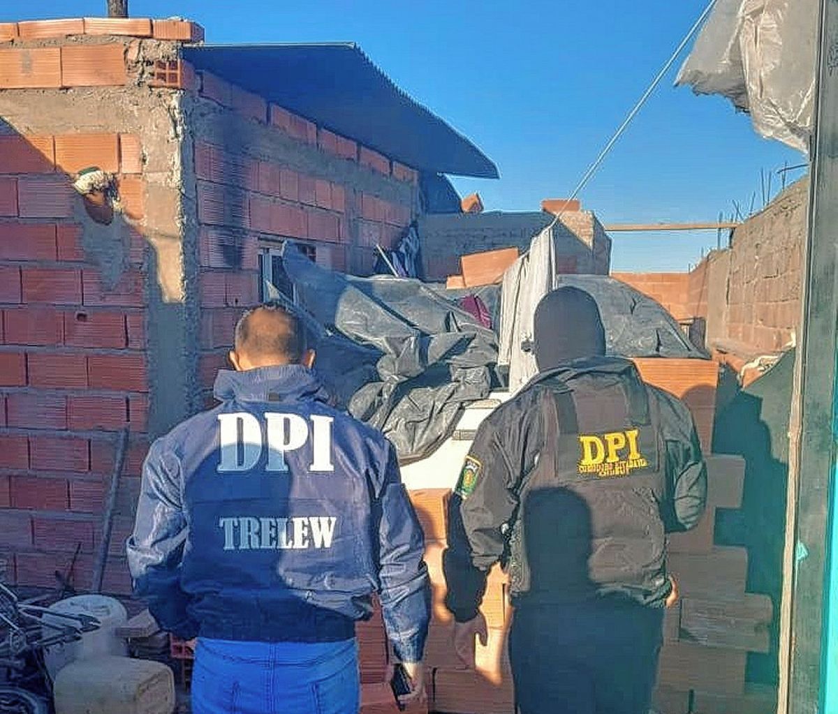 Avezados delincuentes del Valle “perdieron” en Comodoro: Les secuestraron 3 millones de los 5 que se llevaron de 3 cajas fuertes, vehículos, armas y drogas