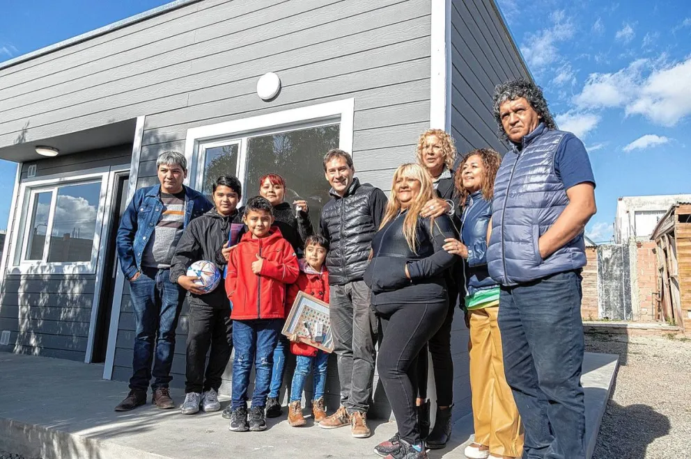 Entregaron una vivienda social en el barrio Stella Maris