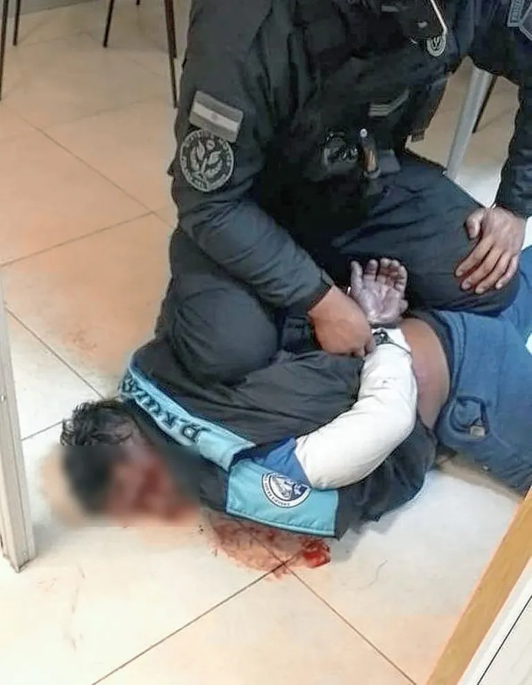 Dos policías sacaron por la fuerza a un hombre de un banco y se les murió en el procedimiento