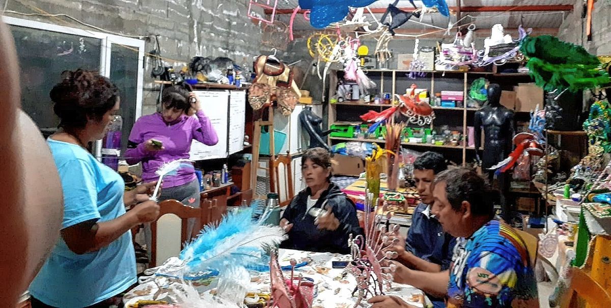 La comparsa Aluen se prepara para el carnaval deseadense
