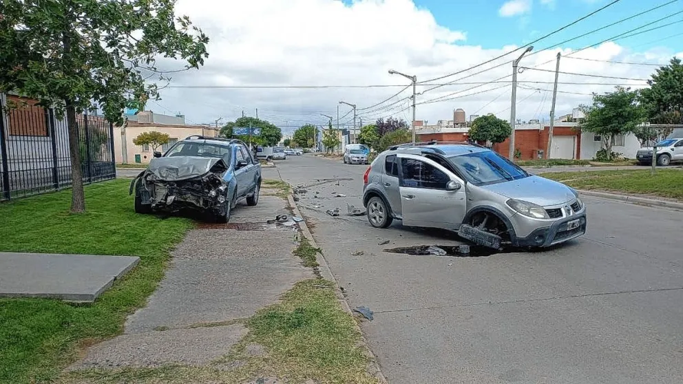 Conductores al hospital tras fuerte choque en esquina del sur de Trelew