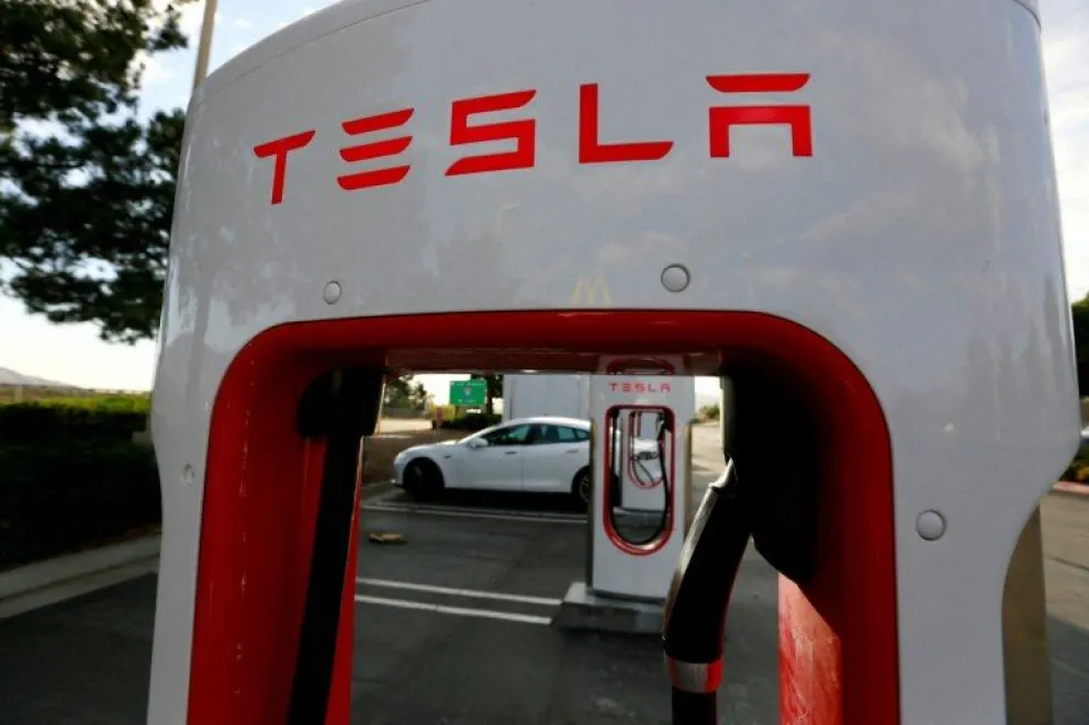 Tesla retiró del mercado estadounidense unos 362.000 autos por problemas en software de conducción autónoma