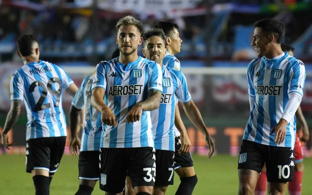 Racing goleó y consiguió su primera victoria en el torneo