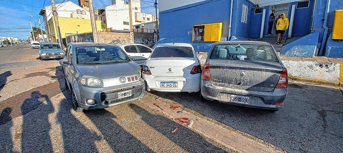 Choque múltiple con destrozos y un conductor irresponsable en fuga