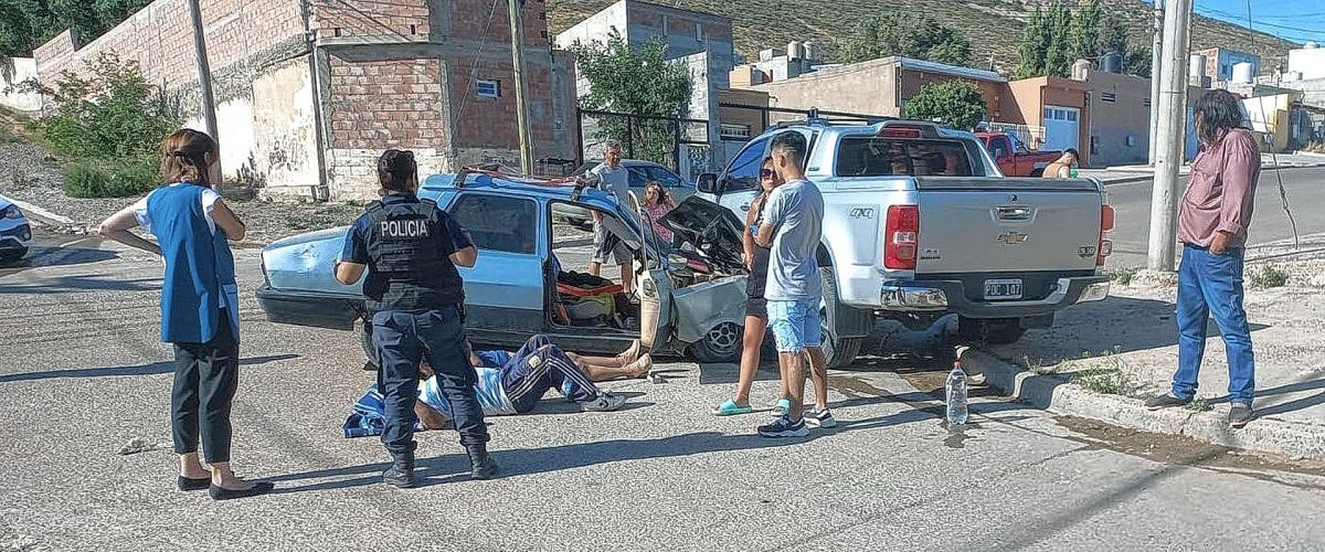 Se quedó sin frenos y terminó chocando una camioneta: dos heridos