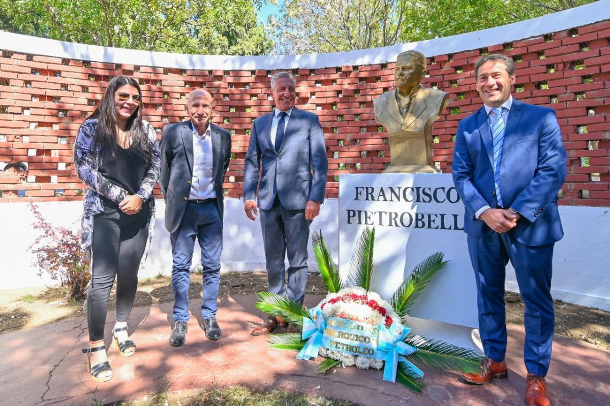 Arcioni encabezó la colocación de las ofrendas florales en el busto de Francisco Pietrobelli