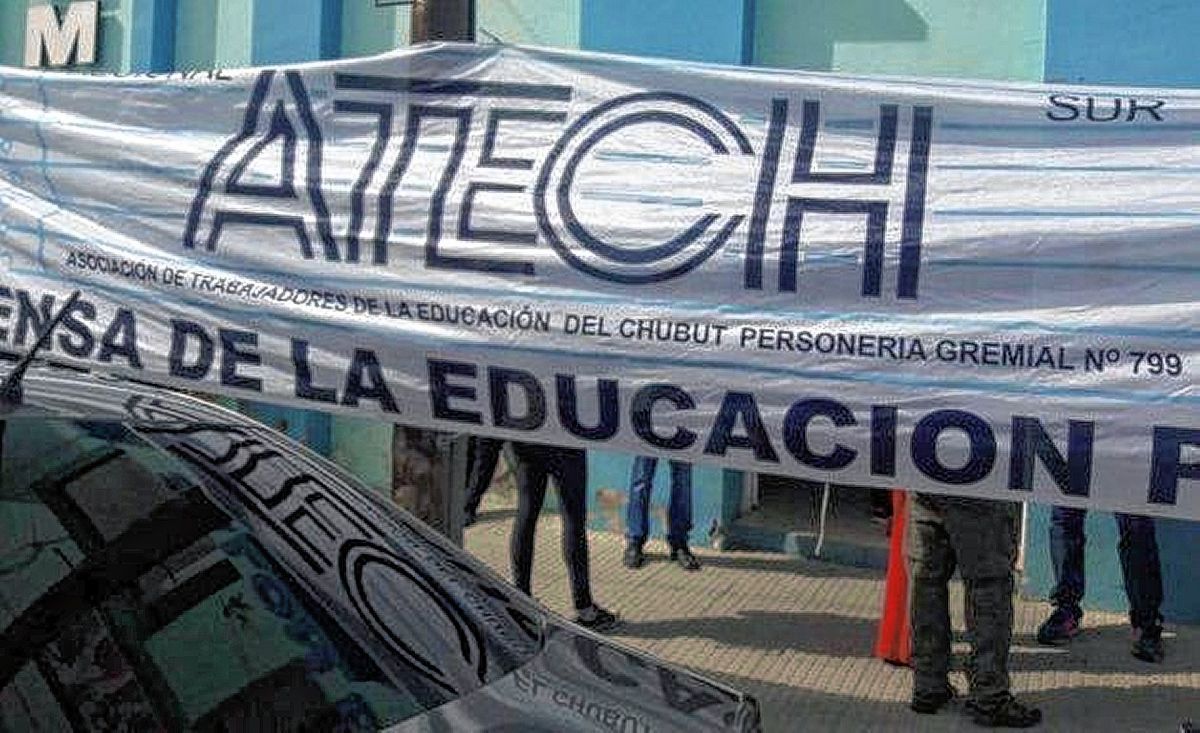 Docentes de ATECh comienzan el ciclo 2023 con un paro por 24 horas