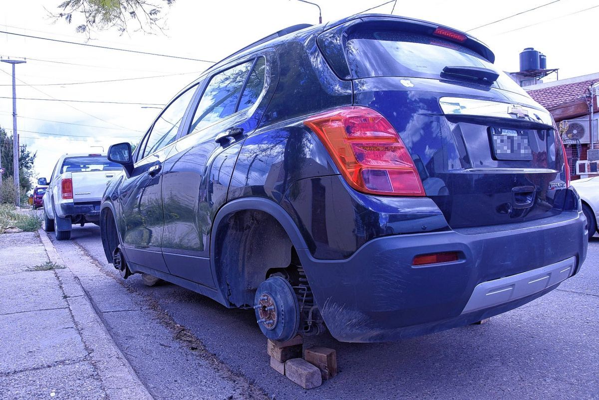 Increíble: a un auto estacionado en pleno centro de Trelew le robaron dos ruedas