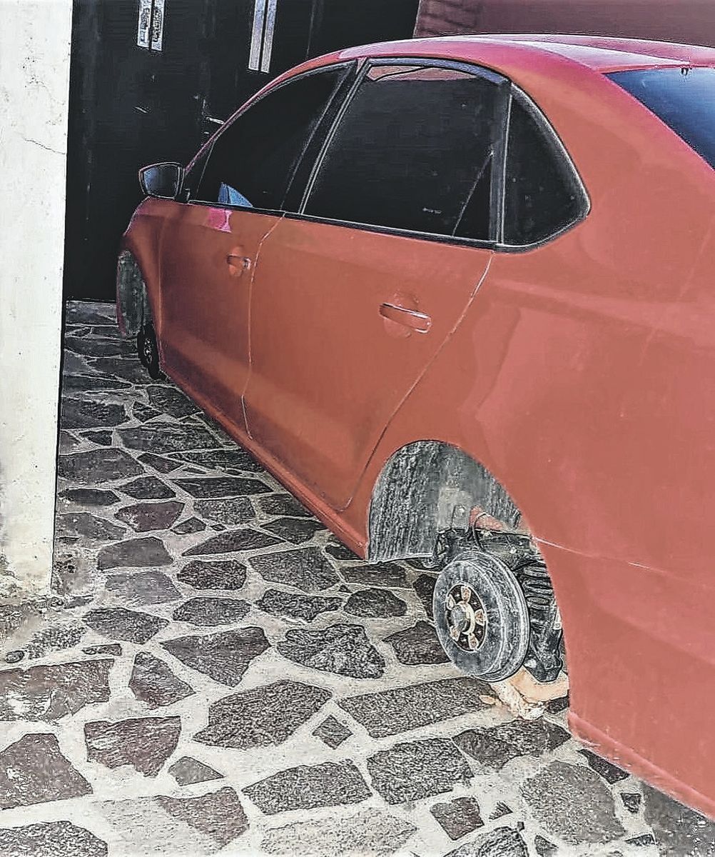 Le robaron uno de los neumáticos traseros del auto y se dio cuenta cuando lo iba a poner en marcha para ir a trabajar
