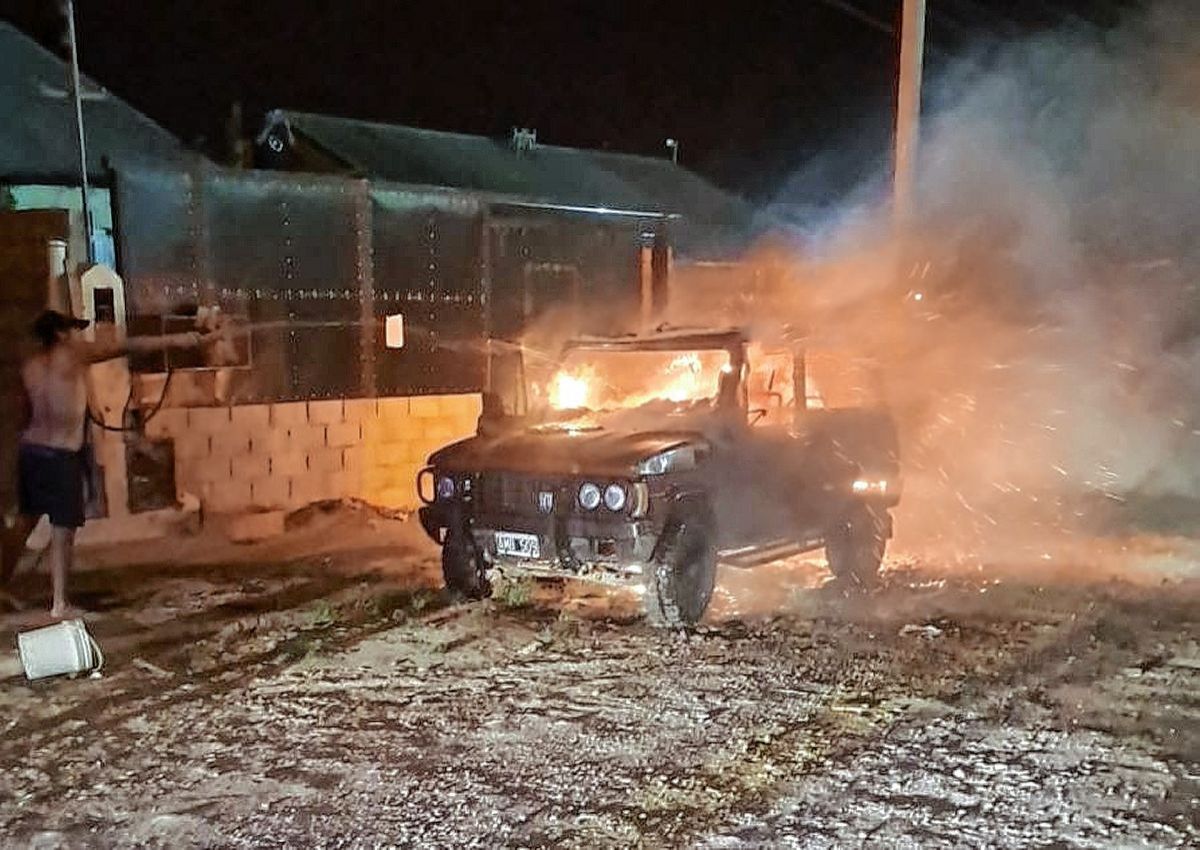 Daños totales en auto quemado de manera intencional en el San Cayetano
