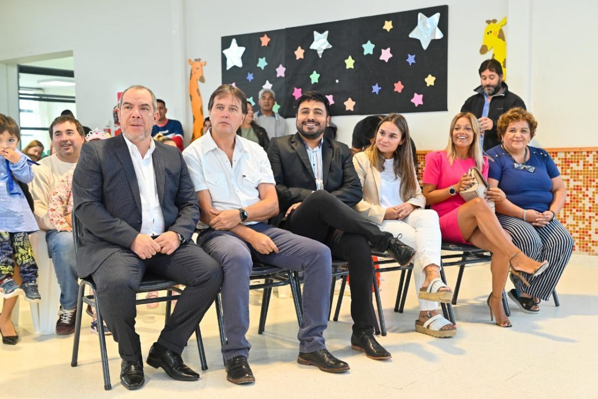 El ministro Grazzini acompañó el inicio de clases en la Escuela de Nivel Inicial N° 4.402 de Rada Tilly
