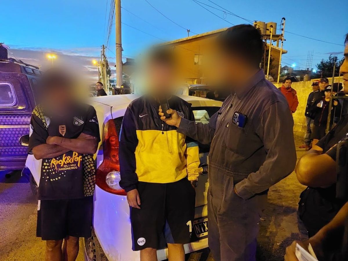 Conducía alcoholizado y chocó dos vehículos y un poste de alumbrado público