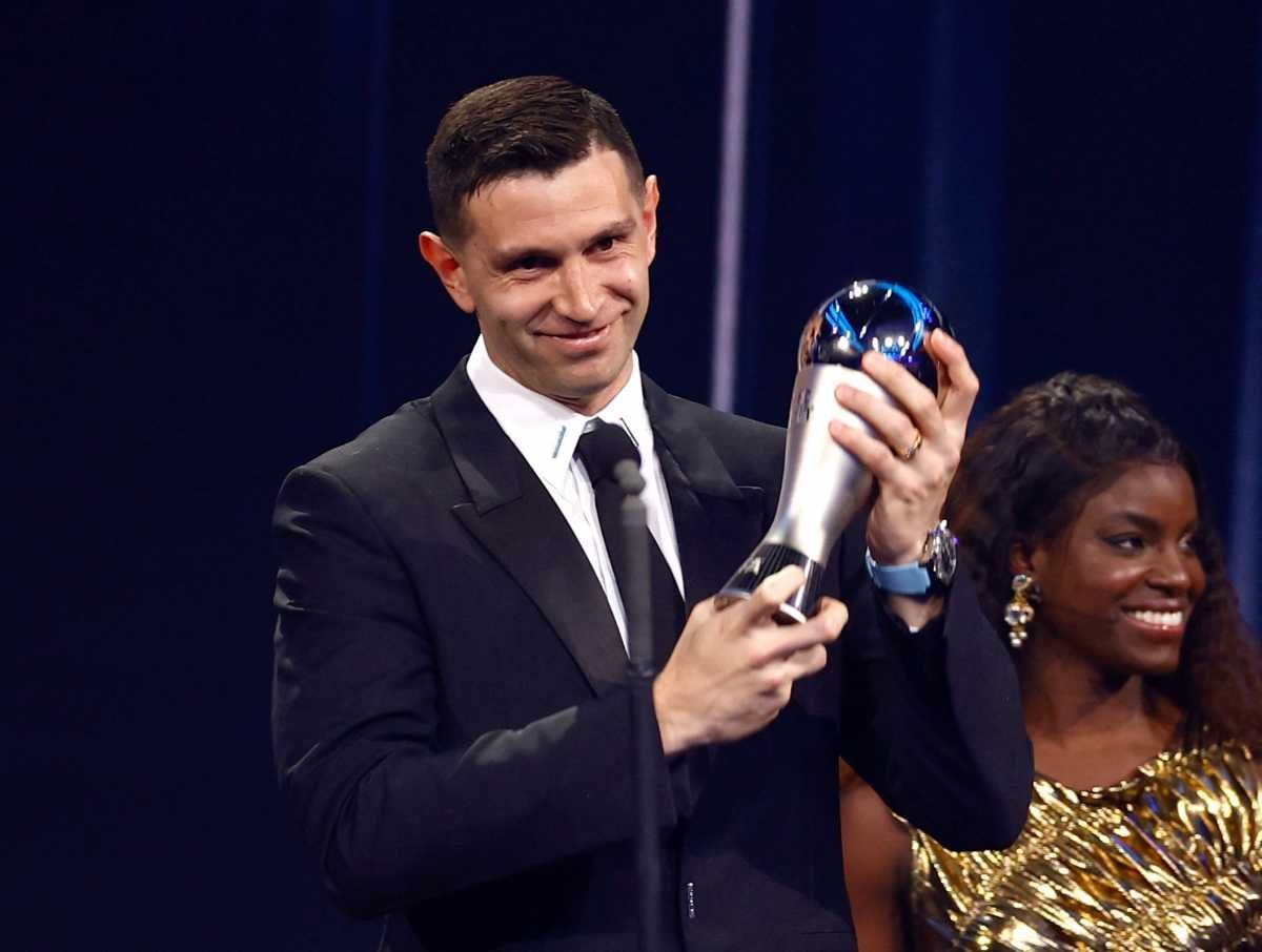 "Dibu" Martínez se quedó con el premio The Best al mejor arquero del mundo