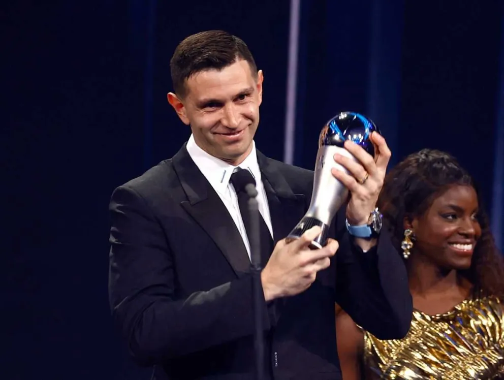 "Dibu" Martínez se quedó con el premio The Best al mejor arquero del mundo