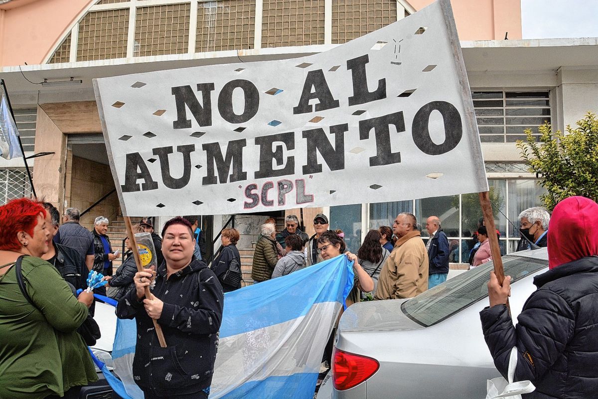 Vecinos se manifestaron en el Concejo Deliberante en reclamo por el aumento de tarifas de servicios