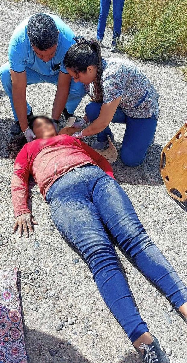 Increíble accidente de una mujer embestida con el auto por su compañera de trabajo