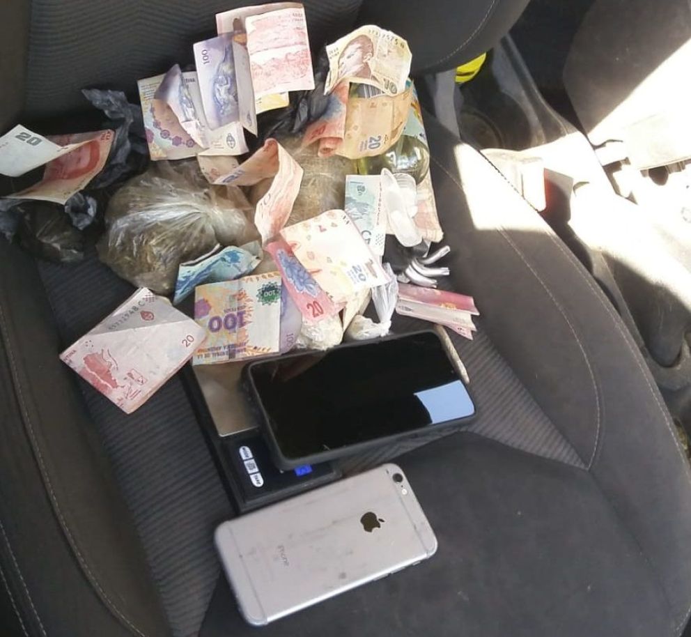 Los atraparon con casi medio kilo de marihuana 