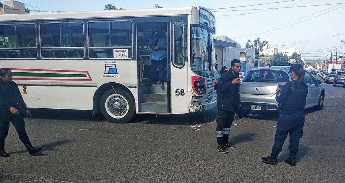 Tres mujeres pasajeras y un nene de 2 años lesionados tras chocar un transporte público de pasajeros en calles Saavedra y Rawson