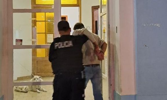 Provocó daños en la guardia del hospital y quiso agredir a policías