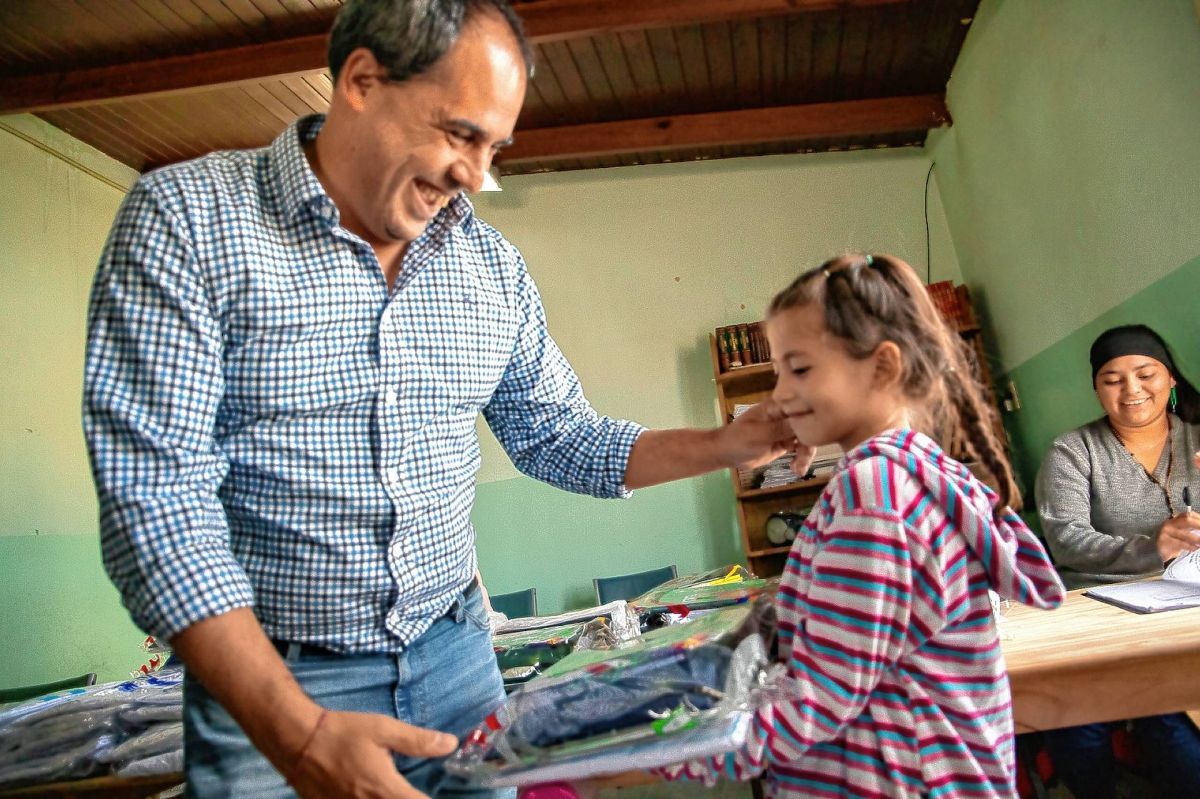 Entregaron kits escolares en el barrio Máximo Abásolo