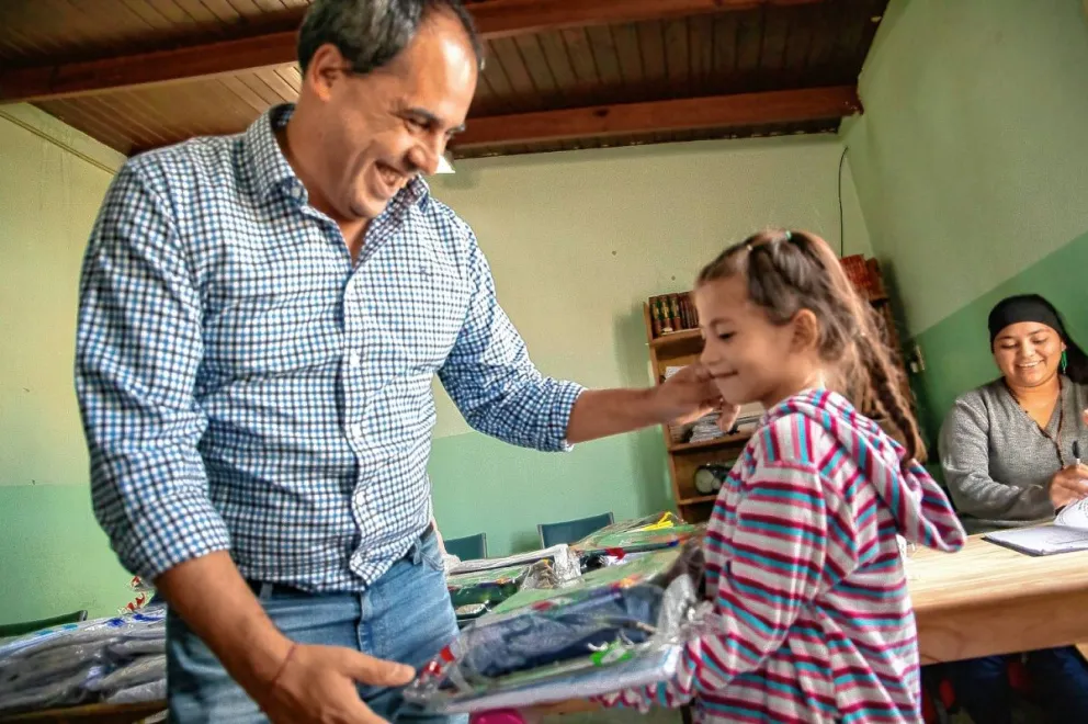 Entregaron kits escolares en el barrio Máximo Abásolo