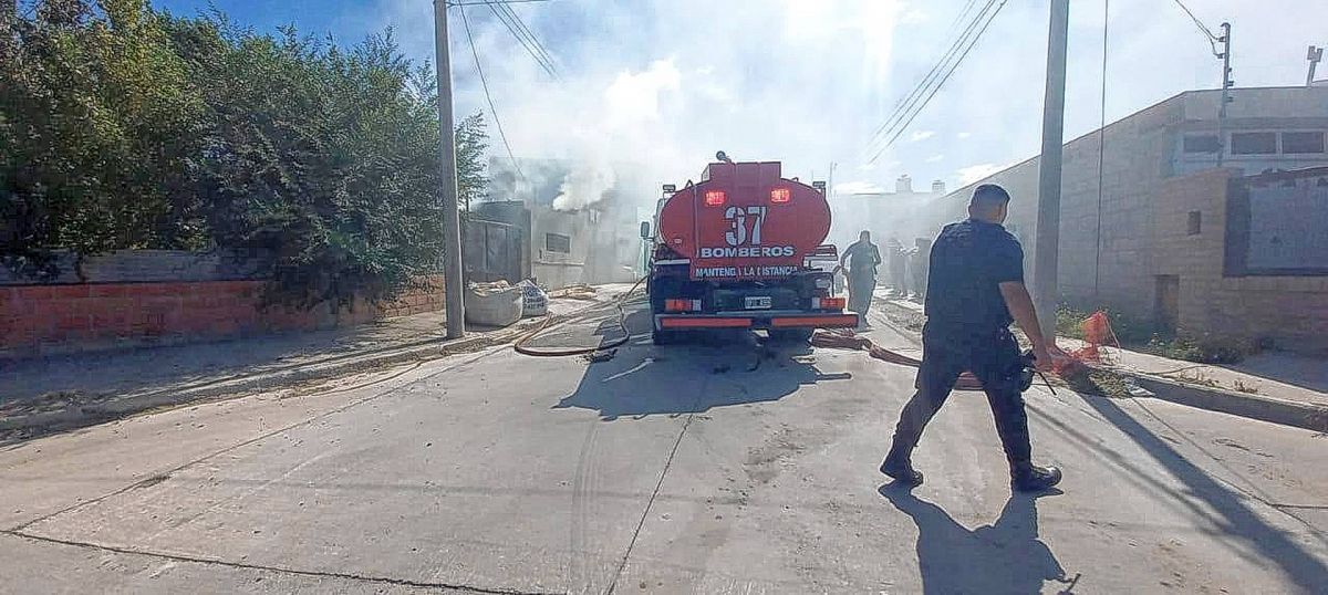 Pérdidas totales tras incendio de vivienda en barrio Moure