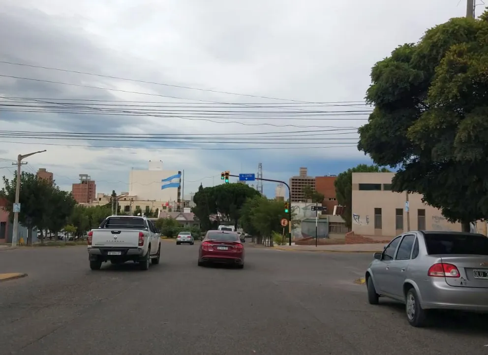 Conductor apunta con arma a otro y le dispara en discusión por mala maniobra de tránsito