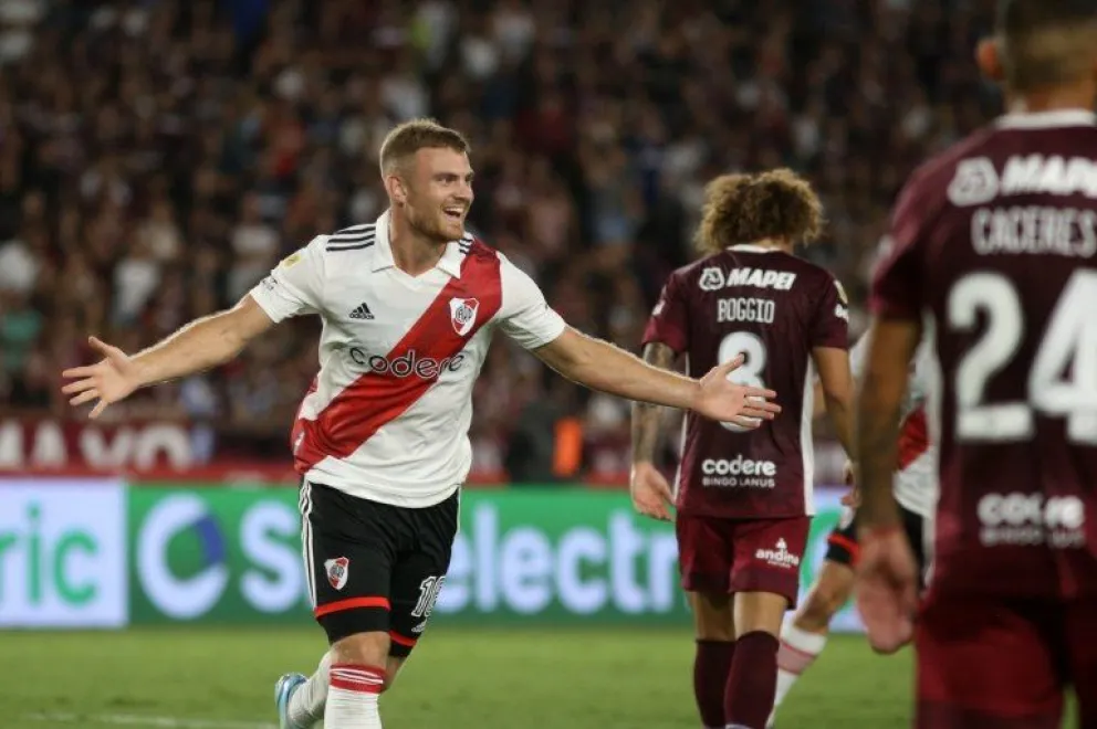 En un partido con mucha polemica, River venció a Lanús y se sube a la cima del torneo