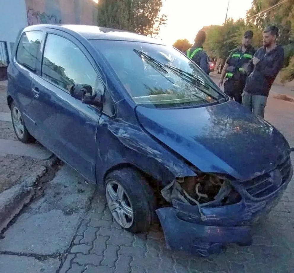 Conducía con 1,58 de alcohol en la sangre por una calle de Rada Tilly y terminó chocando vehículo estacionado
