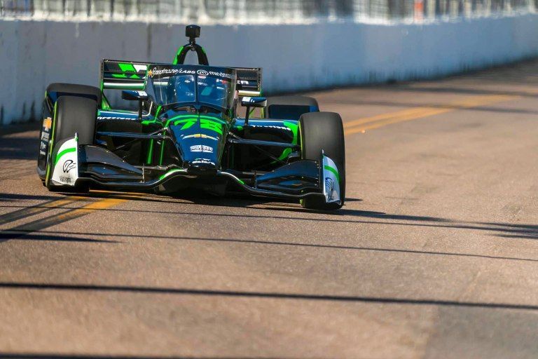 Agustín Canapino tuvo su debut en IndyCar en una carrera repleta de accidentes