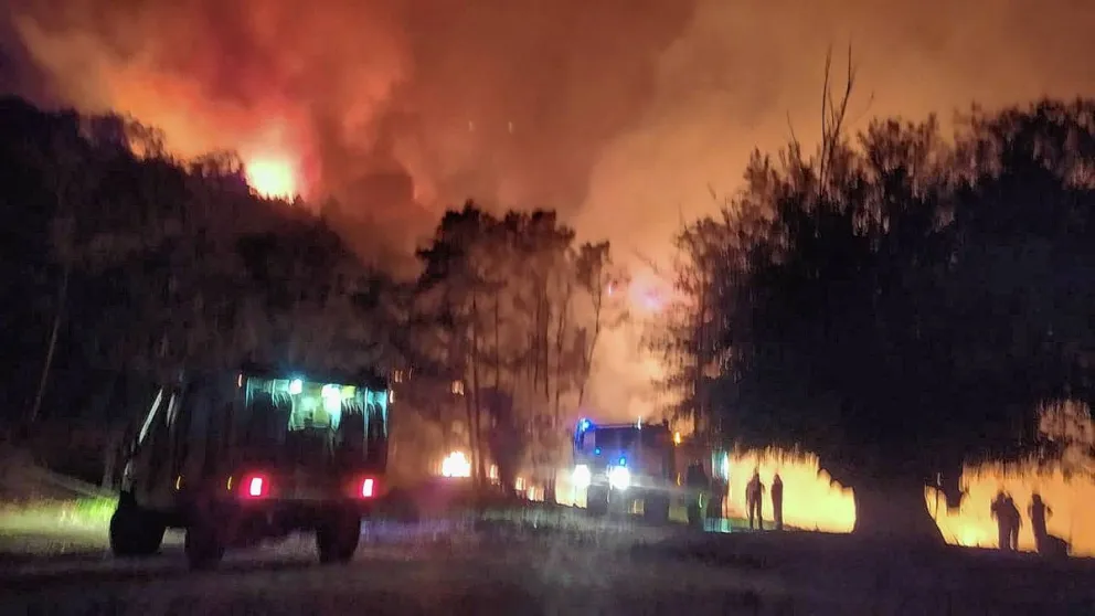 Brigadistas combaten incendio en la zona de Epuyén