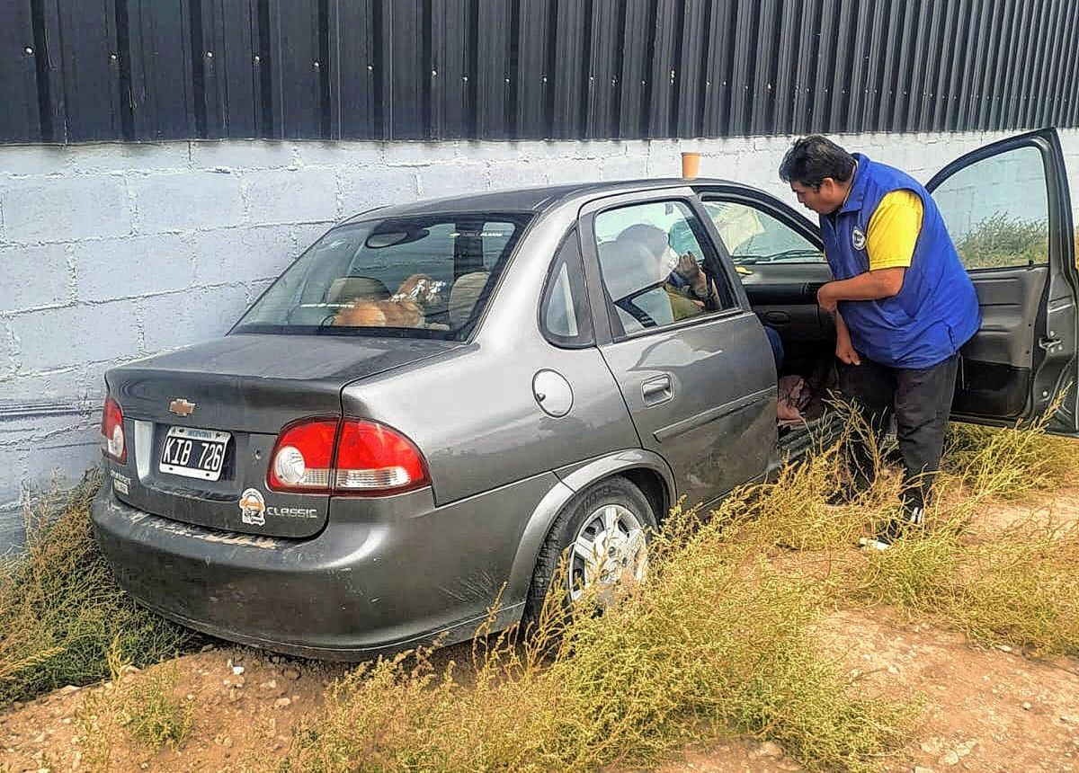 Despiste seguido de vuelco en el Roque González con dos mujeres que salieron ilesas
