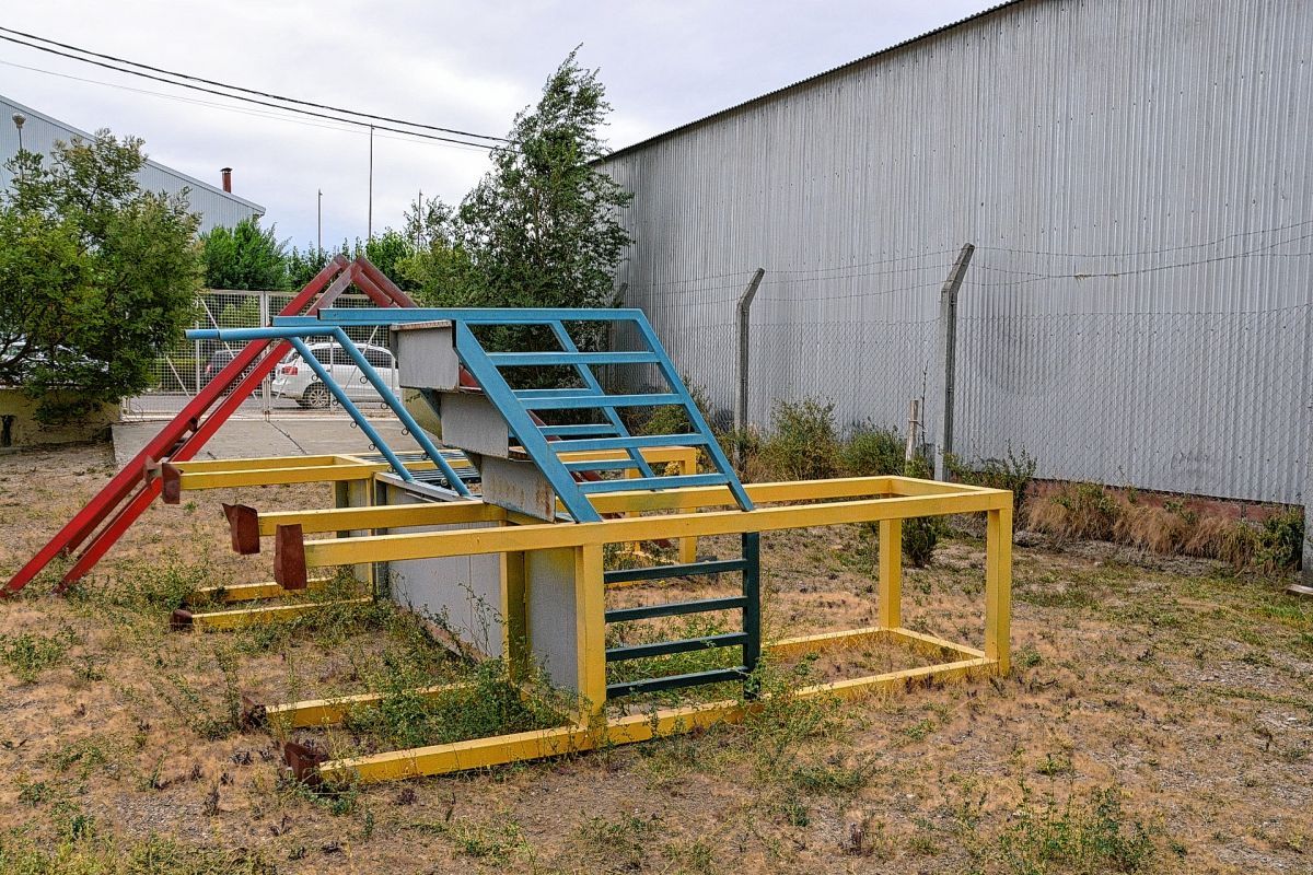 Padres del Jardín Nº 421 reclaman que el patio de la institución no puede ser utilizado por los niños
