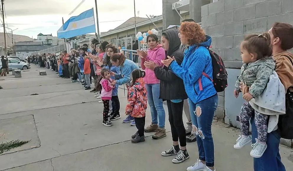 Más de 200 personas participaron del abrazo simbólico al Colegio Biología Marina