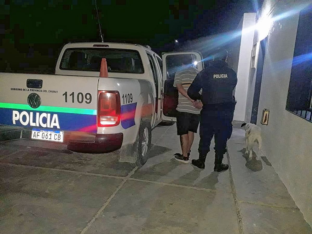 Le preguntaron la hora, le robaron el teléfono, huyeron, pero uno fue detenido