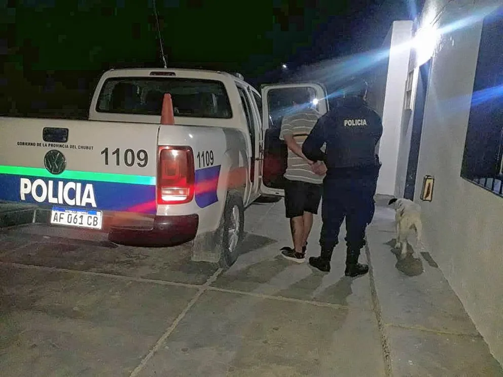 Le preguntaron la hora, le robaron el teléfono, huyeron, pero uno fue detenido