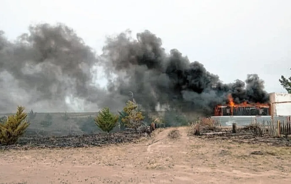 Bomberos sofocan el incendio de una chacra en Tellier