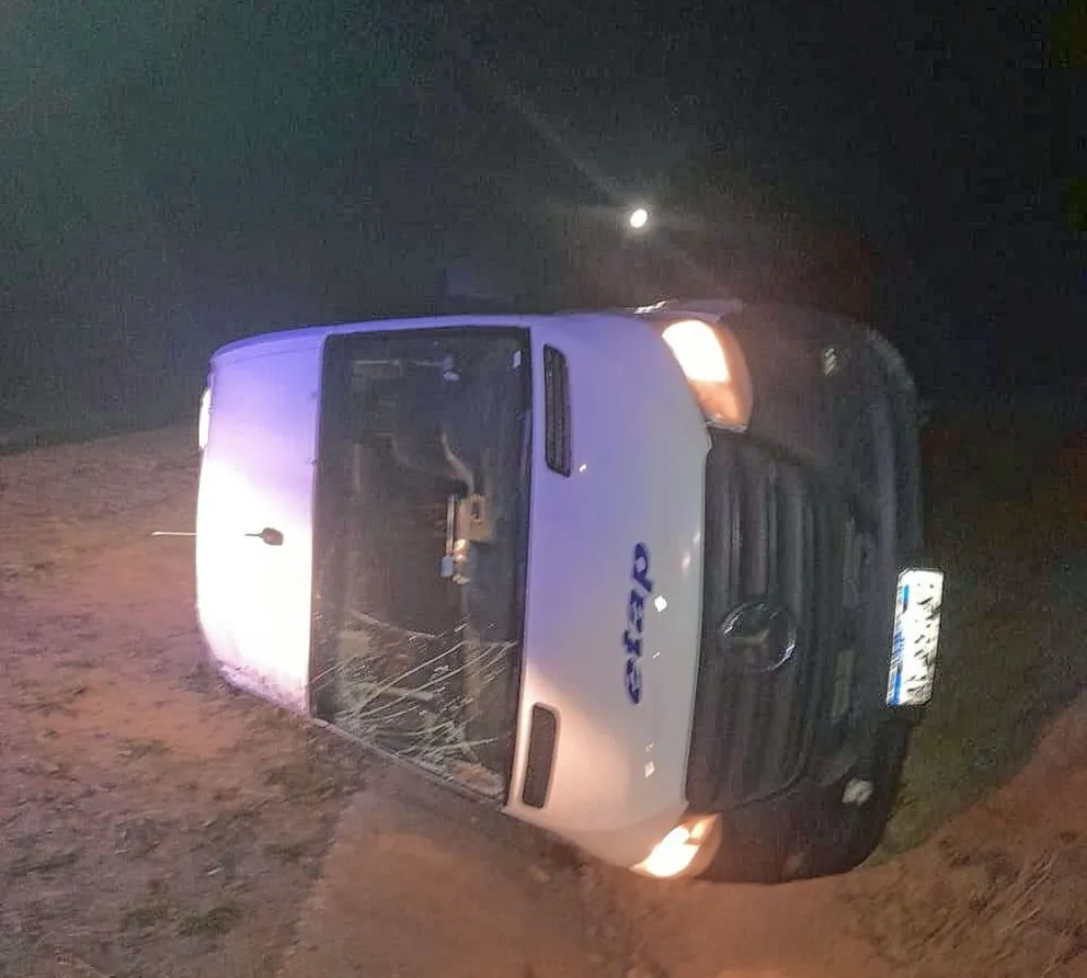Reventó una cubierta y volcó en el camino Roque González