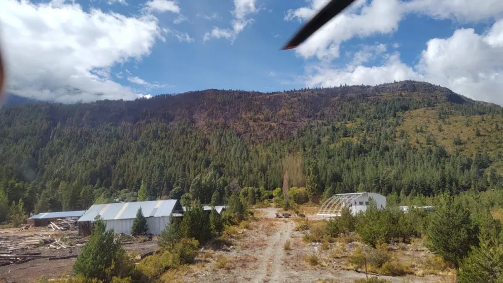 Brigadistas contienen incendio en cercanías de Epuyén